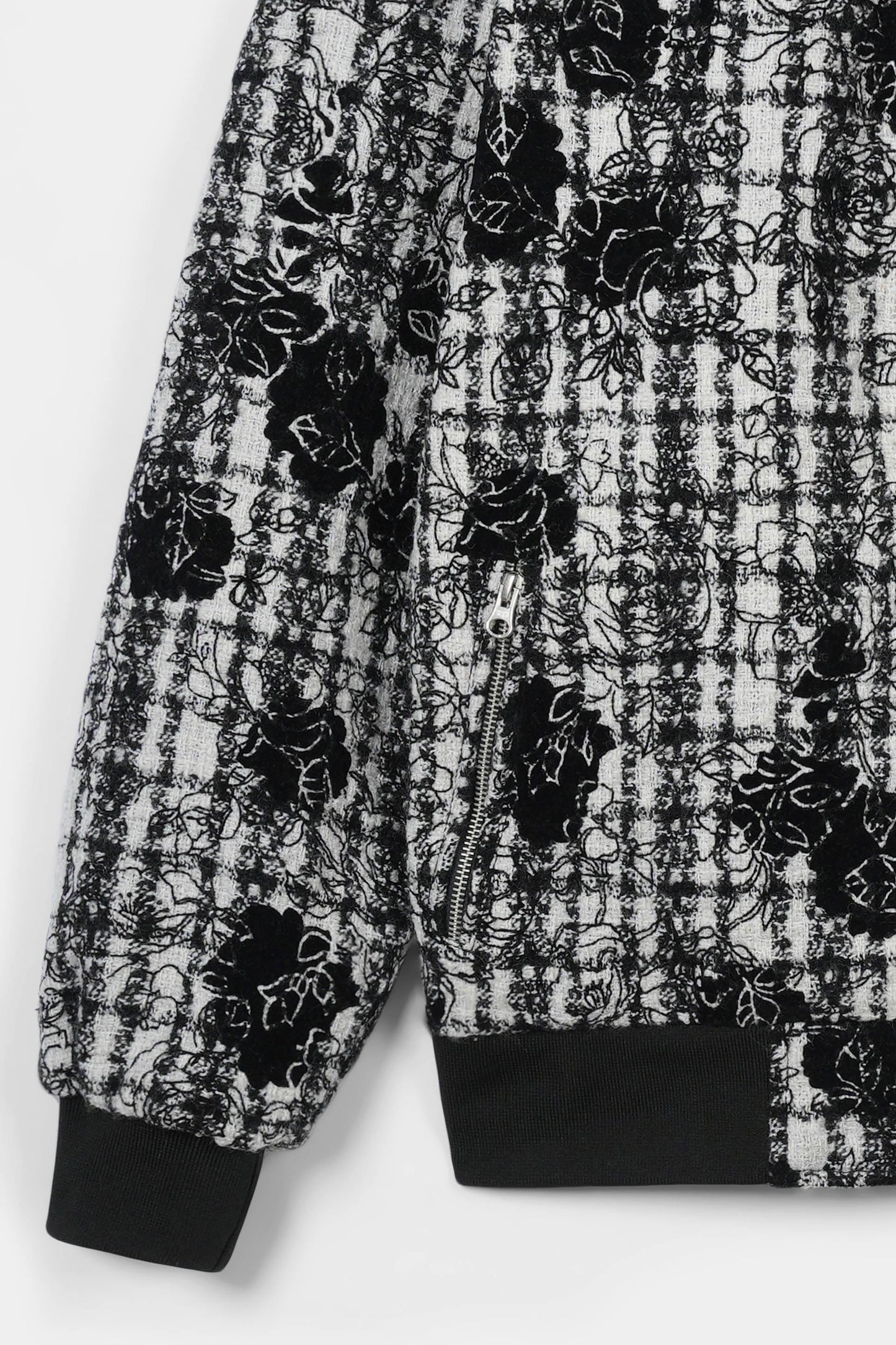 جاكيت جاكار فاخر من بتلات سوداء