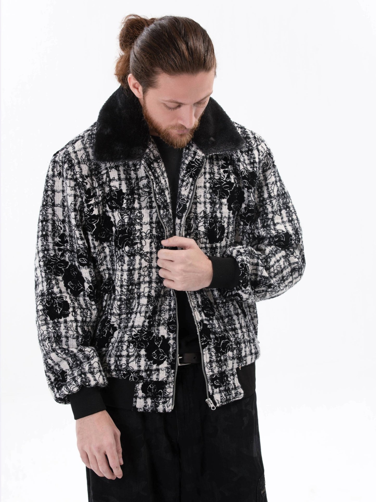 جاكيت جاكار فاخر من بتلات سوداء