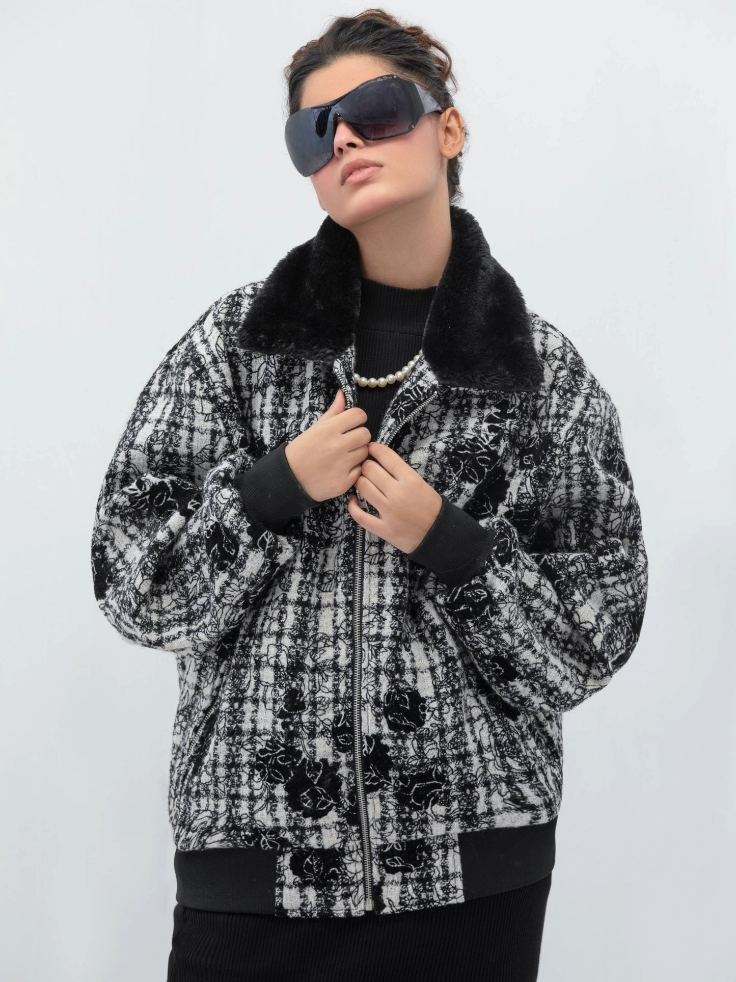 جاكيت جاكار فاخر من بتلات سوداء