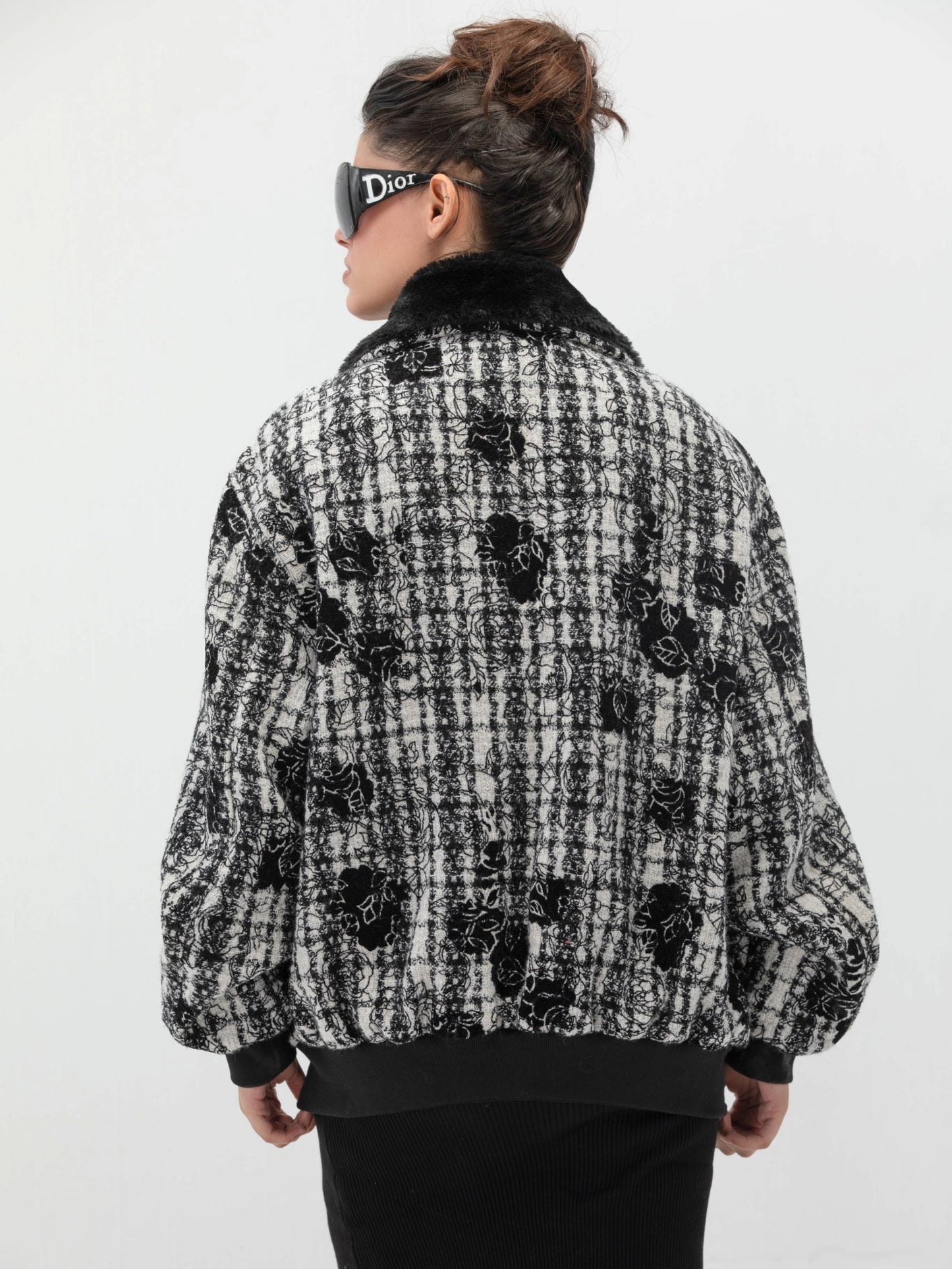 جاكيت جاكار فاخر من بتلات سوداء